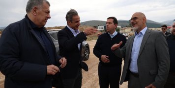 Ο Πρωθυπουργός στο εργοτάξιο της επέκτασης του διαδρόμου του Αεροδρομίου Χίου Ο Πρωθυπουργός στο εργοτάξιο της επέκτασης του διαδρόμου του Αεροδρομίου Χίου