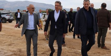 Ο Πρωθυπουργός στο εργοτάξιο της επέκτασης του διαδρόμου του Αεροδρομίου Χίου Ο Πρωθυπουργός στο εργοτάξιο της επέκτασης του διαδρόμου του Αεροδρομίου Χίου