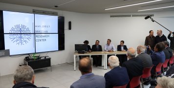 Ο Πρωθυπουργός στο Κέντρο Έρευνας της Μαστίχας Ο Πρωθυπουργός στο Κέντρο Έρευνας της Μαστίχας