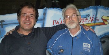 Τα νέα κυρίως παιδιά δουλεύουν ακατάπαυστα αυτές τις μέρες στην αποθήκη για τη Μόστρα Τα νέα κυρίως παιδιά δουλεύουν ακατάπαυστα αυτές τις μέρες στην αποθήκη για τη Μόστρα