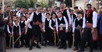 Πληθώρα παιδιών, μικρών, εφήβων, νεαρών και πιο μεστωμένων συμμετείχε στο έθιμο της Μόστρας