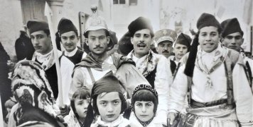 Από αριστερά άγνωστος, Λεωνίδας Σταφυλέρας, Κώστας Κοτατής, Σταμάτης Κοτατής, Μιχάλης Κοφινάς, Μικές Φρεζούλης. Και κάτω δεξιά η Ελένη Τάμαρη και δίπλα της η Αργυρώ Σταφυλέρα.