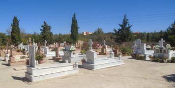Εκπλήρωση χρέους θεωρούν κάποιες γυναίκες τη φροντίδα των μνημάτων των δικών τους ανθρώπων