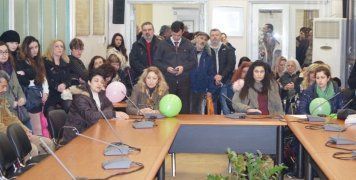 Οι εργαζόμενοι στην αίθουσα του Δημ. Συμβουλίου Οι εργαζόμενοι στην αίθουσα του Δημ. Συμβουλίου