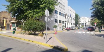 Στη νησίδα αυτή περιμένουν στον ήλιο όσοι θέλουν να επιβιβαστούν στα λεωφορεία Στη νησίδα αυτή περιμένουν στον ήλιο όσοι θέλουν να επιβιβαστούν στα λεωφορεία