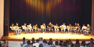 Οι μαθητές επί σκηνής Οι μαθητές επί σκηνής