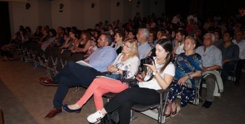 Γεμάτη η Αίθουσα Θεάτρου Γεμάτη η Αίθουσα Θεάτρου