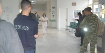 Στον όροφο όπου το γραφείο κίνησης του Νοσοκομείου Χίου βλέπεις να γίνεται ένα «προσκύνημα» Στον όροφο όπου το γραφείο κίνησης του Νοσοκομείου Χίου βλέπεις να γίνεται ένα «προσκύνημα»