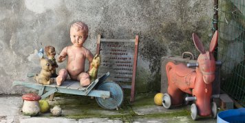 Στερημένα τα προηγούμενα χρόνια και από παιδικά παιχνίδια Στερημένα τα προηγούμενα χρόνια και από παιδικά παιχνίδια