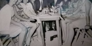 1967: Στο στιγμιότυπο παλιό πανηγύρι στην Αγία Ερμιόνη. Από αριστερά Μαρία Στρουμπή (μετέπειτα Χαρίτου), άγνωστη, Ευανθία Αφεντή (Παντελάρα), Μίμης Σπύρος, Γιώργης Χαρίτος, Σταμάτης Κλήμης, Δέσποινα Τουμάζου-Κλήμη, άγνωστη, Φωτώ Φιλιππίδη, Πόπη Χαρίτου (Β 1967: Στο στιγμιότυπο παλιό πανηγύρι στην Αγία Ερμιόνη. Από αριστερά Μαρία Στρουμπή (μετέπειτα Χαρίτου), άγνωστη, Ευανθία Αφεντή (Παντελάρα), Μίμης Σπύρος, Γιώργης Χαρίτος, Σταμάτης Κλήμης, Δέσποινα Τουμάζου-Κλήμη, άγνωστη, Φωτώ Φιλιππίδη, Πόπη Χαρίτου (Β