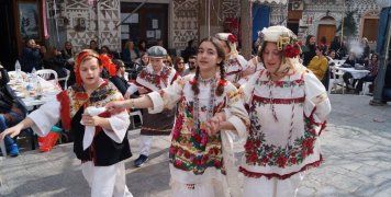 Χοροί στην Πλατεία Πυργίου Χοροί στην Πλατεία Πυργίου