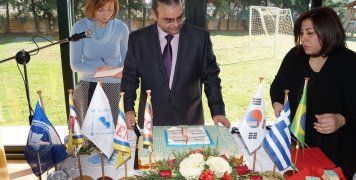 Οι σημαίες του Ομίλου, του ιδρύματος και οι κρατικές σημαίες Ελλάδας, Ν. Κορέας και Βραζιλίας