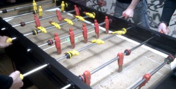 Παίζοντας ποδοσφαιράκι…