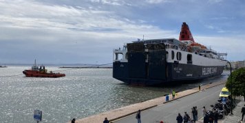 Προσπάθεια "Ν. Σάμος" να δέσει στο λιμάνι της Χίου