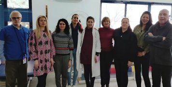 Στη φωτό από αριστερά: Αντώνης Λύρας, Μαρία Παραδείση, Παναγιώτα Φραγκομίχαλου, Ελένη Αγαπίου, Δήμητρα Τσαρούχα, Δέσποινα Μίχαλου, Μαρία Σκουλά, Αφροδίτη Κατσίβα, Γιάννης Δογρουλάκης.