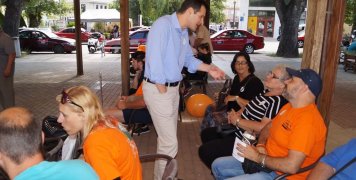 Ο Δήμαρχος ακούσει με προσοχή τα αιτήματα τους Ο Δήμαρχος ακούσει με προσοχή τα αιτήματα τους