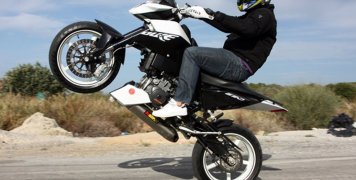 Τους περισσότερους τσαμπουκάδες τους συναντάμε στο δρόμο, αρκετές φορές κάνουν μπροστά σου επίδειξη των ικανοτήτων τους στις σούζες.