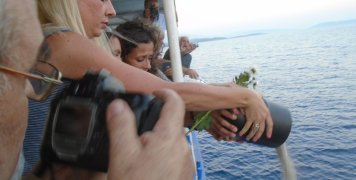 Το στιγμιότυπο από την τελετή κατά την οποία σκορπίσαμε τη στάχτη του συγγραφέα Φάνη Φαντέμη στη θάλασσα των Οινουσσών που ήταν και η τελευταία επιθυμία του.