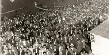 Το στιγμιότυπο από προεκλογική συγκέντρωση της ΕΔΑ στη Χίο, το 1958 (αξιωματική αντιπολίτευση) με ομιλητή τον Ηλία Ηλιού, στην προκυμαία, μπροστά στο ξενοδοχείο Πελιναίο. Αρχείο Νίκου Ζαχαριάδη.