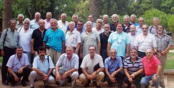 Στο στιγμιότυπο παλιοί συμμαθητές σε... νεότερη έκδοση. Στο στιγμιότυπο παλιοί συμμαθητές σε... νεότερη έκδοση.