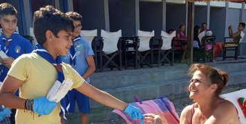 Χάρτινα τασάκια διένειμαν σε λουόμενους Πρόσκοποι του 2ου Συστήματος Ναυτοπροσκόπων Βροντάδου