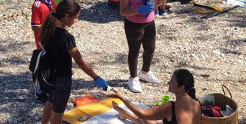 Χάρτινα τασάκια διένειμαν σε λουόμενους Πρόσκοποι του 2ου Συστήματος Ναυτοπροσκόπων Βροντάδου