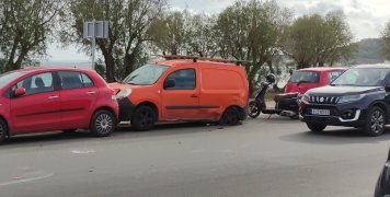 Το φορτηγάκι πάνω στο οποίο προσέκρουσε το αμάξι που αναποδογύρισε Το φορτηγάκι πάνω στο οποίο προσέκρουσε το αμάξι που αναποδογύρισε