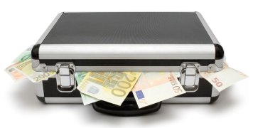 Τα σκάνδαλα διαδέχονται το ένα το άλλο και οι αποκαλύψεις δεν έχουν τελειωμό.