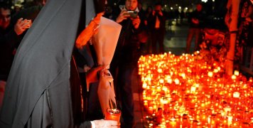 Ο Οικουμενικός Πατριάρχης στο σημείο όπου οι φίλαθλοι του ΠΑΟΚ και όχι μόνο αφήνουν ένα ενθύμιο στη  μνήμη των αδικοχαμένων παιδιών