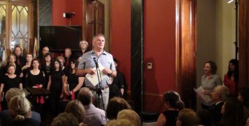 Η χορωδία στο Ιδρυμα Τσάκου