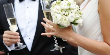 Tέτοια χλιδή, τέτοια γκλαμουριά, τέτοια ξιπασιά στους γάμους και στις βαπτίσεις πια... Tέτοια χλιδή, τέτοια γκλαμουριά, τέτοια ξιπασιά στους γάμους και στις βαπτίσεις πια...
