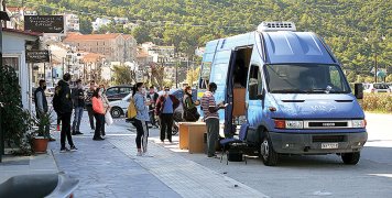 Οι ταχυδρομικές υπηρεσίες στην πόλη της Σάμου παρέχονται προσωρινά από τροχοταχυδρομείο, καθώς το κτίριο των ΕΛΤΑ έχει κριθεί μη επισκέψιμο. (Φωτ. ΚΩΝΣΤΑΝΤΙΝΟΣ ΓΕΩΡΓΟΠΟΥΛΟΣ) Οι ταχυδρομικές υπηρεσίες στην πόλη της Σάμου παρέχονται προσωρινά από τροχοταχυδρομείο, καθώς το κτίριο των ΕΛΤΑ έχει κριθεί μη επισκέψιμο. (Φωτ. ΚΩΝΣΤΑΝΤΙΝΟΣ ΓΕΩΡΓΟΠΟΥΛΟΣ)