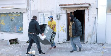 Κάτοικοι στην πόλη της Σάμου μεταφέρουν την οικοσκευή τους από σπίτια που έχουν σημαδευτεί «κίτρινα». (Φωτ. ΚΩΝΣΤΑΝΤΙΝΟΣ ΓΕΩΡΓΟΠΟΥΛΟΣ) Κάτοικοι στην πόλη της Σάμου μεταφέρουν την οικοσκευή τους από σπίτια που έχουν σημαδευτεί «κίτρινα». (Φωτ. ΚΩΝΣΤΑΝΤΙΝΟΣ ΓΕΩΡΓΟΠΟΥΛΟΣ)
