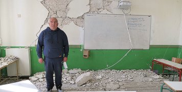 Στον πρώτο όροφο του Δημοτικού Σχολείου Χώρας οι ζημιές ήταν πολύ μεγάλες, λέει στην «Κ» ο διευθυντής του Παναγιώτης Ζαβουδάκης. (Φωτ. ΚΩΝΣΤΑΝΤΙΝΟΣ ΓΕΩΡΓΟΠΟΥΛΟΣ)   Στον πρώτο όροφο του Δημοτικού Σχολείου Χώρας οι ζημιές ήταν πολύ μεγάλες, λέει στην «Κ» ο διευθυντής του Παναγιώτης Ζαβουδάκης. (Φωτ. ΚΩΝΣΤΑΝΤΙΝΟΣ ΓΕΩΡΓΟΠΟΥΛΟΣ)