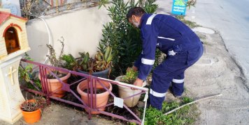 Πάνω γλάστρες, κάτω φραγμένο φρεάτιο Πάνω γλάστρες, κάτω φραγμένο φρεάτιο