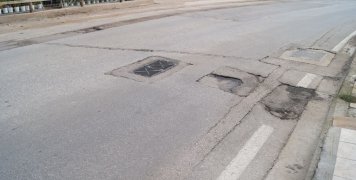 Ο καινούργιος δρόμος σακατεμένος, η σχάρα ομβρίων στην μέση του δρόμου!!!