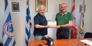 Με το Δήμαρχο της Ηρωικής νήσου των Ψαρών κ. Βρατσάνο Κωνσταντίνο(Προσφορά Βιντεοκάμερας)