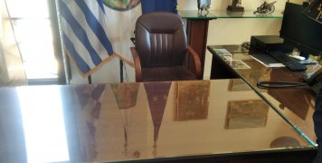 Στην δεξίωση μετά την παρέλαση. Η Δημαρχιακή καρέκλα άδεια. Σ' αυτή τιμής ένεκεν κάθεται ο Μητροπολίτης Χίου