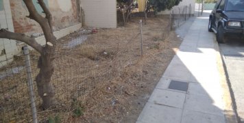 Το σύρμα εμποδίζει την είσοδο... κοτών