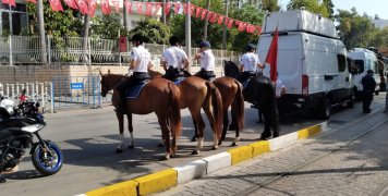 Και με... άλογα οι Αστυνομικοί. Τσάμπα... φαγώθηκε ο δικός μας