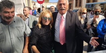 Όλα τα... λεφτά αυτή η γραβάτα του Μ. Φυτούση με την... συγκρατούμενη του Δ. Σαββοπούλου. Ο ίδιος δήλωσε. "Ευτυχώς που πήγα στο κρατητήριο και με κέρασε κάποιος λουκουμάδες