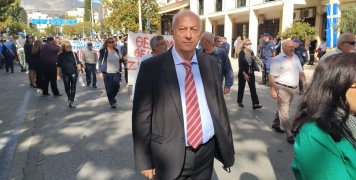Ο νέος Δήμαρχος Χίου αντί της εξέδρας προτίμησε αυτή των... διαδηλωτών Ο νέος Δήμαρχος Χίου αντί της εξέδρας προτίμησε αυτή των... διαδηλωτών