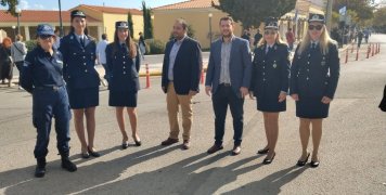 Ο άρχων της... Ασφάλειας Αστυνόμος Κοντογιάννης με το επιτελείο του. Ως  έμπειρος Αστυνομικός δεν κοιτάει τον... φακό.