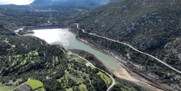 Το άδειο και "τρύπιο" Φράγμα Κατράρη πριν τρείς μέρες