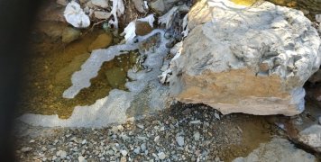 Συνεχής ροή σκουπιδόνερων στο Φράγμα χωρίς να βρέχει