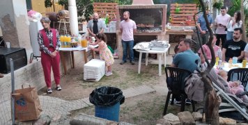 Η Δέσποινα πριν γνωρίσει τον Σάκη, που βρίσκεται απέναντι της