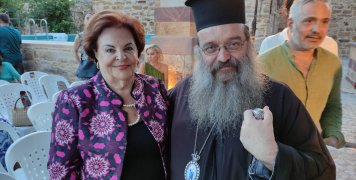 Ο Μητροπολίτης Χίου με την κυρία Μπαμπινιώτη