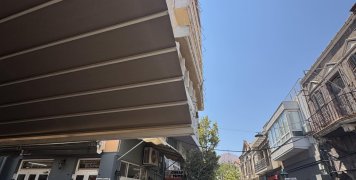 Το έτοιμο να κοπεί τοιχείο στην πολυκατοικία