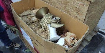 Πεταμένες σε κουτιά μάσκες θεάτρου του Νίκου Γιαλούρη!