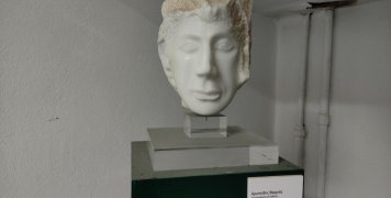 Ένας Βαριάς, επίσης πεταμένος κάτω από μια σκάλα!